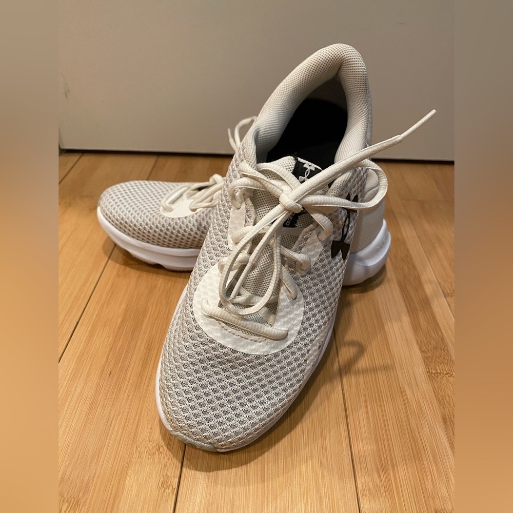 Size 6 Under Armour Charged Pursuit Sneakers/Tennis Shoes